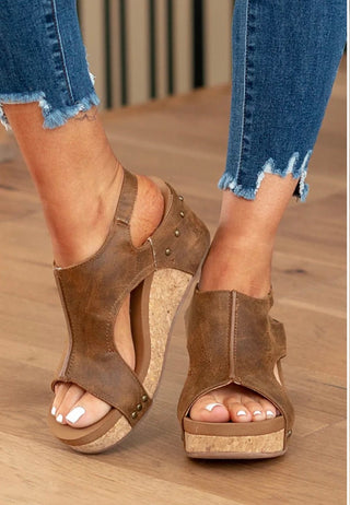 Corky’s Carley Wedge in Chestnut